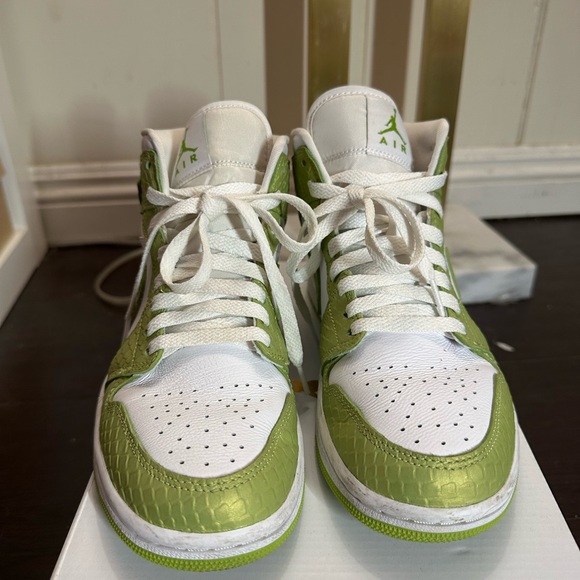 Nike Jordan 1 Mid - Picture 3 of 6